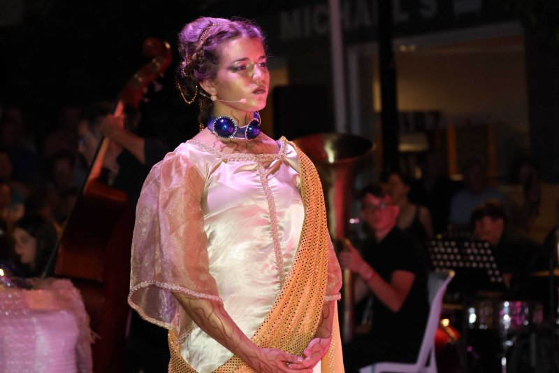 Y los mares sucumben ante la acción depredadora y el egoísmo de la humanidad en los Escacs Vivents de Xàbia  Y los mares sucumben ante la acción depredadora y el egoísmo de la humanidad en los Escacs Vivents de Xàbia